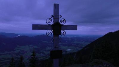 Gipfelkreuz des Schweinsbergs in der Dämmerung
