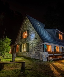 Karl-Stein-Hütte bei Nacht