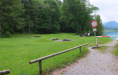 Die Grillwiese neben dem Parkplatz am Wasserwachthaus.
