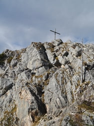 An Ketten geht es die letzten 50 m in leichter Kletterei zum Gipfel