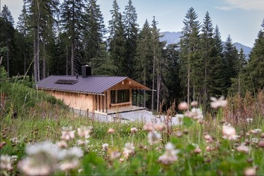 Die Blankensteinhütte im Frühsommer