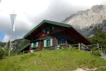 Hochlandhütte (Bbb at wikivoyage shared, CC BY-SA 1.0)