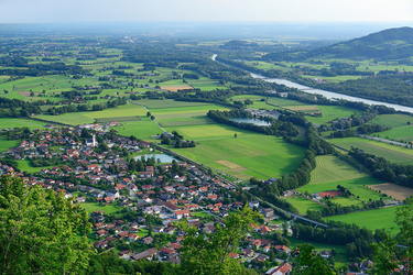 Blick von Petersberg auf Flintsbach und den Inn