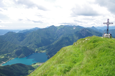 Am Gipfel des Cima Pari (1991m)