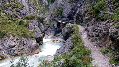 Eine Holzbrücke in der Gleirschklamm