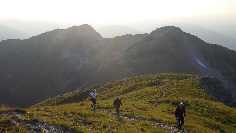 Abendliche Gipfelstürmer beim Schlussanstieg zum Krottenkopf
